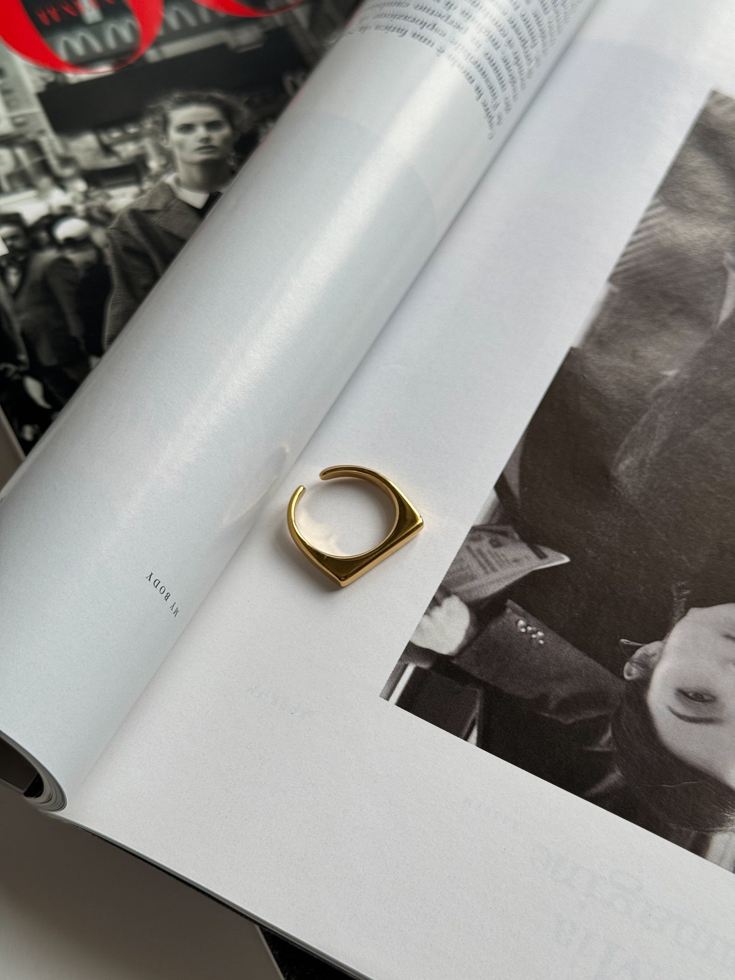 Geometric ring golden