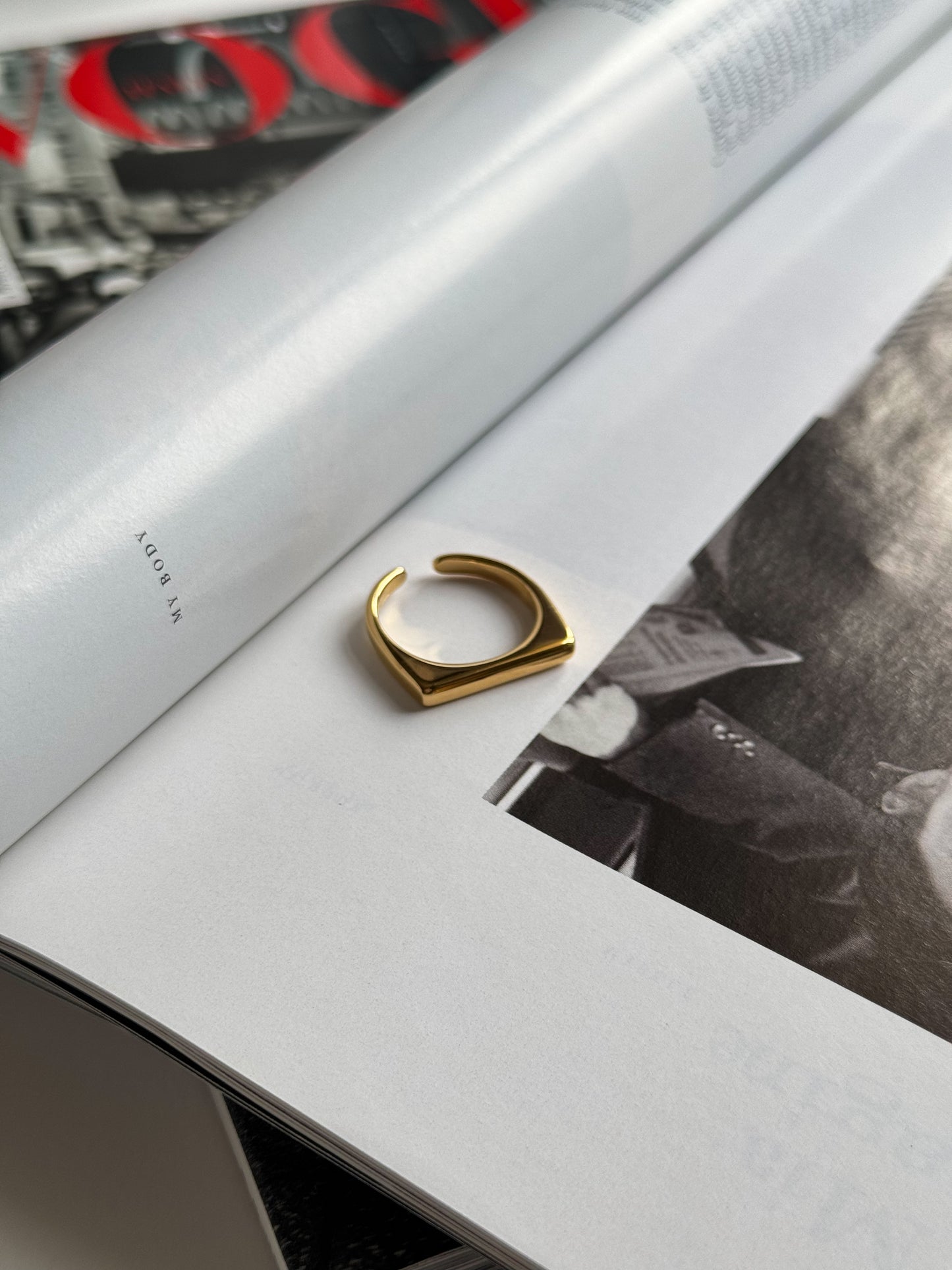 Geometric ring golden
