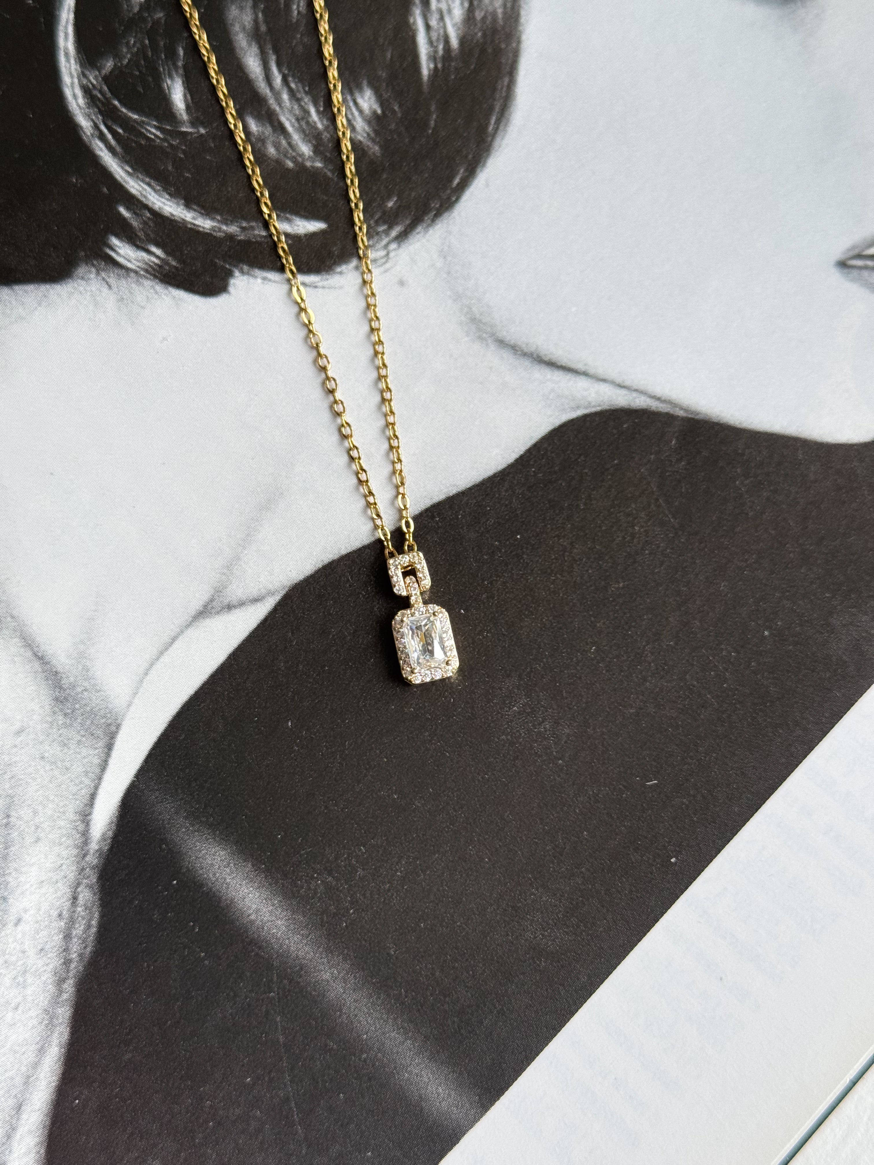 Classic necklace golden