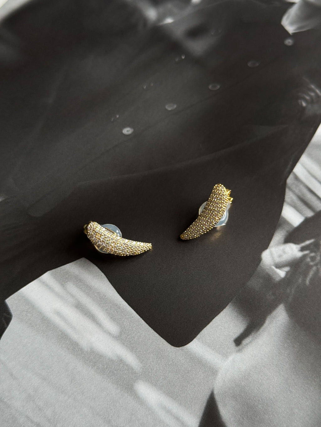 Art earrings golden