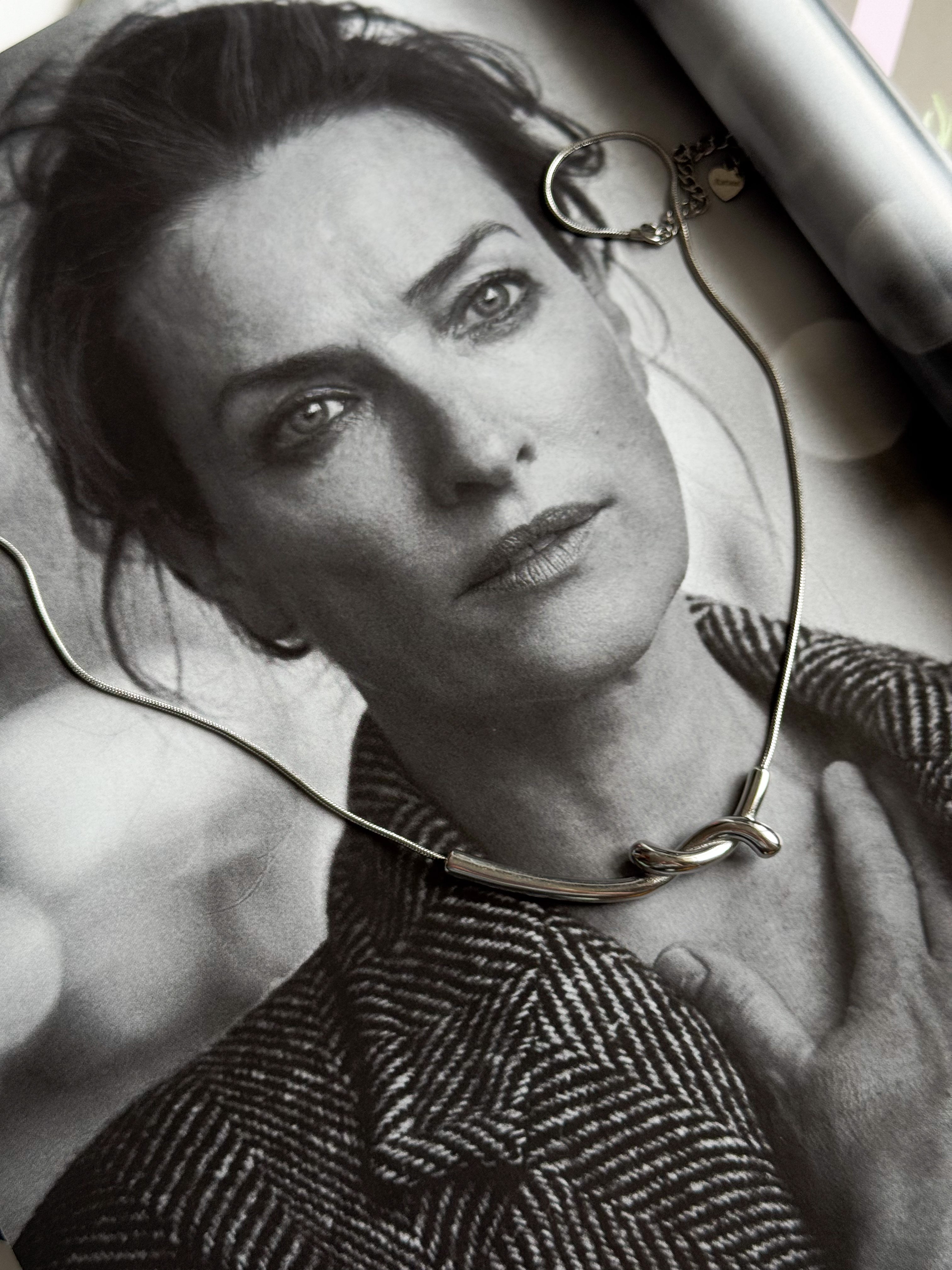 Wire necklace silver