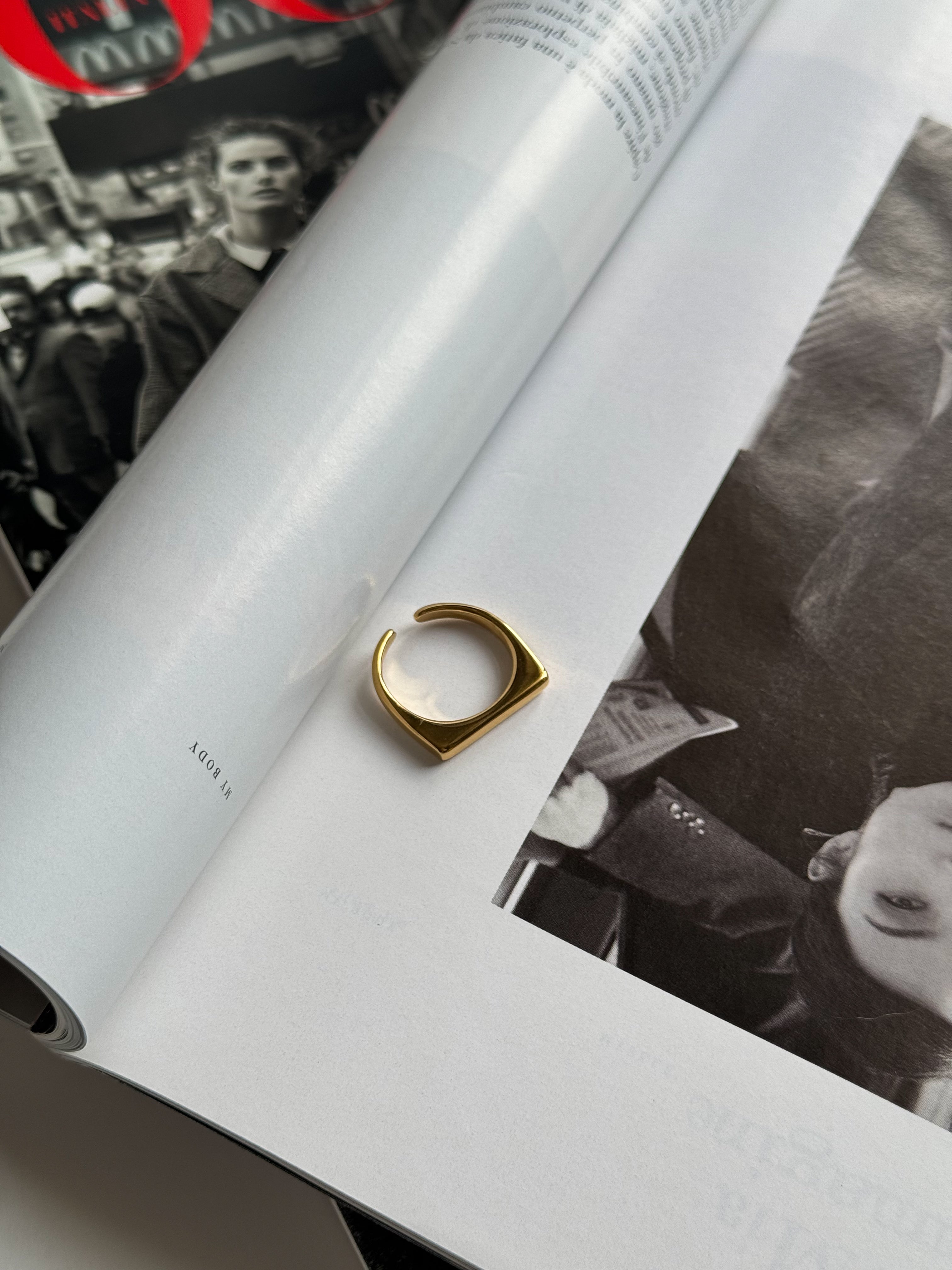 Geometric ring golden