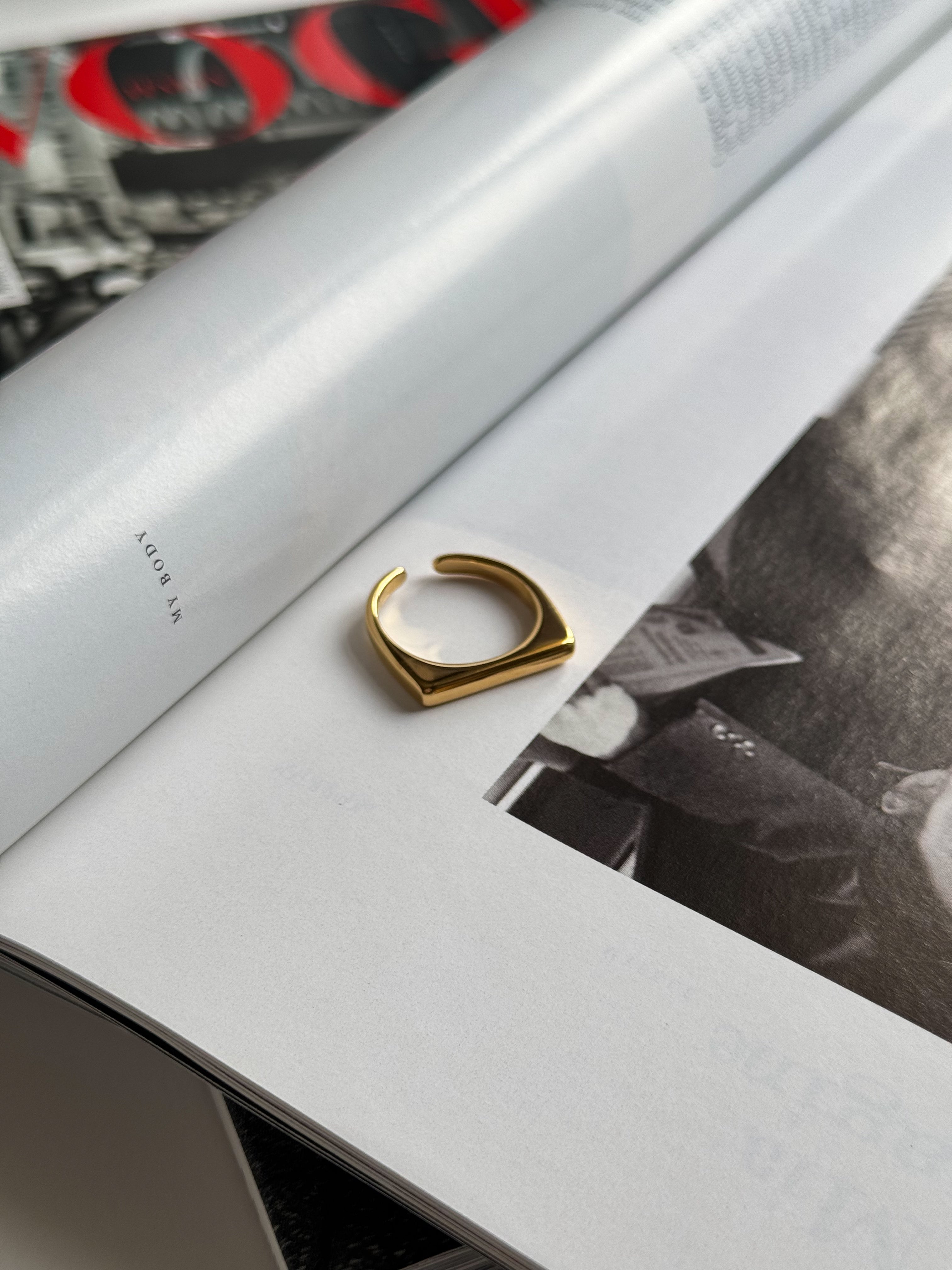 Geometric ring golden